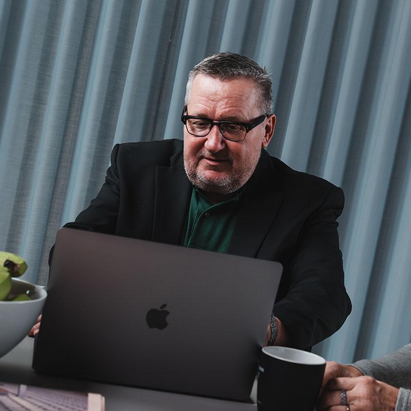 Ledelsen sidder med en computer